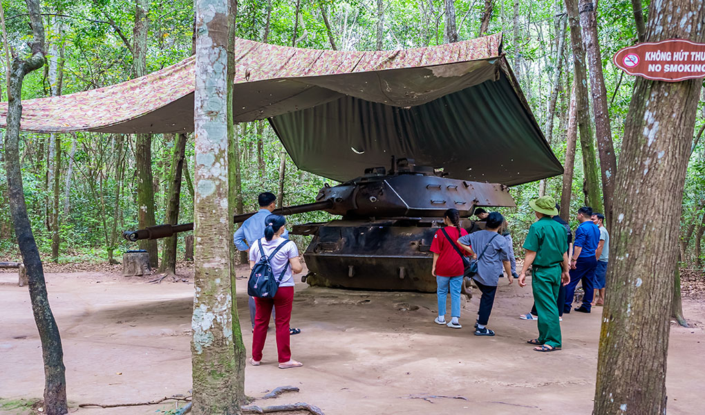 /fm/Files//Day Program/Vietnam/Cu Chi Tunnel/tankdisplay.jpg